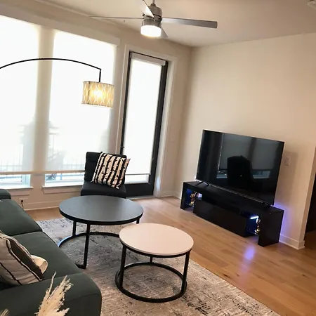 Luxe Mid-Downtown Apartment